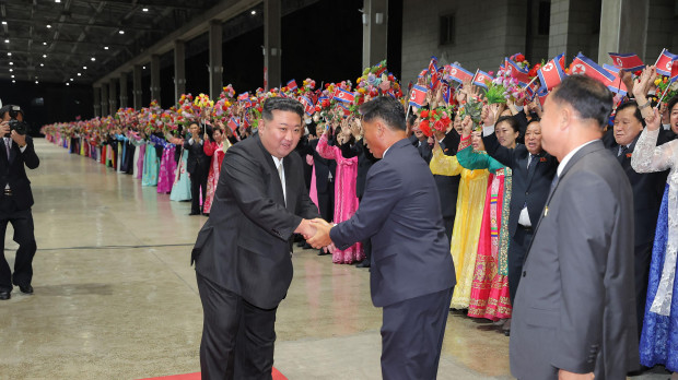 This picture taken on September 19, 2023 and released from North Korea's official Korean Central News Agency (KCNA) on September 20, 2023 shows North Korea's leader Kim Jong Un (L) receiving a welcome upon his return from Russia by train, at Pyongyang Station in the North Korean capital. - North Korea's Kim Jong Un expressed his "heartfelt thanks" to President Vladimir Putin, state media said on September 18, after nearly a week in Russia on a defence-focused trip. (Photo by KCNA VIA KNS / AFP) / South Korea OUT / SOUTH KOREA OUT / REPUBLIC OF KOREA OUT ---EDITORS NOTE--- RESTRICTED TO EDITORIAL USE - MANDATORY CREDIT "AFP PHOTO/KCNA VIA KNS" - NO MARKETING NO ADVERTISING CAMPAIGNS - DISTRIBUTED AS A SERVICE TO CLIENTS / THIS PICTURE WAS MADE AVAILABLE BY A THIRD PARTY. AFP CAN NOT INDEPENDENTLY VERIFY THE AUTHENTICITY, LOCATION, DATE AND CONTENT OF THIS IMAGE --- - REPUBLIC OF KOREA OUT ---EDITORS NOTE--- RESTRICTED TO EDITORIAL USE - MANDATORY CREDIT "AFP PHOTO/KCNA VIA KNS" - NO MARKETING NO ADVERTISING CAMPAIGNS - DISTRIBUTED AS A SERVICE TO CLIENTS / THIS PICTURE WAS MADE AVAILABLE BY A THIRD PARTY. AFP CAN NOT INDEPENDENTLY VERIFY THE AUTHENTICITY, LOCATION, DATE AND CONTENT OF THIS IMAGE --- /