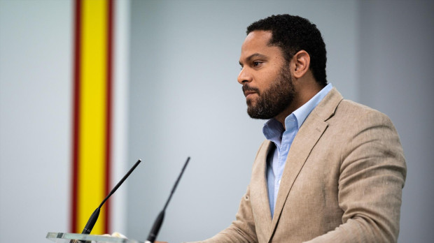 El secretario general de VOX, Ignacio Garriga, durante una rueda de prensa, en la sede del partido, a 18 de septiembre de 2023, en Madrid (España). Durante la comparecencia, Garriga ha exigido al Gobierno que se sume a la misión naval planteada por Meloni para acabar con la invasión migratoria, en referencia a la masiva llegada de migrantes a la isla italiana de Lampedusa. El objetivo que plantea la primera ministra de Italia en cuanto a la llegada de migrantes, ‘’ son las repatriaciones, no la redistribución de los migrantes”. 18 SEPTIEMBRE 2023;ESPAÑA;INVASIÓN MIGRATORIA;GOBIERNO Diego Radamés / Europa Press 18/9/2023