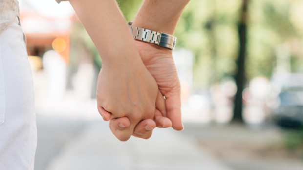 Una pareja de la mano