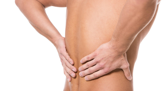 Un hombre padece dolor en los riñones