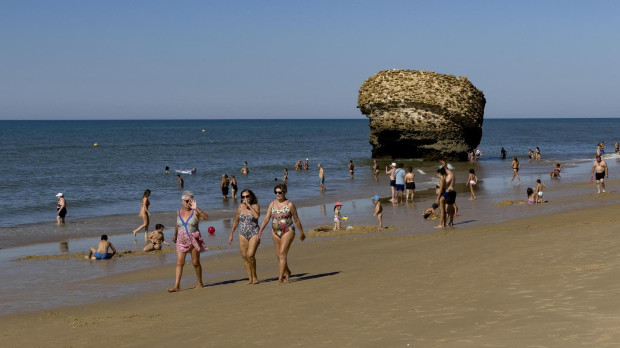 Varios bañistas combaten el calor en la playa de Matalascañas, Huelva, este domingo