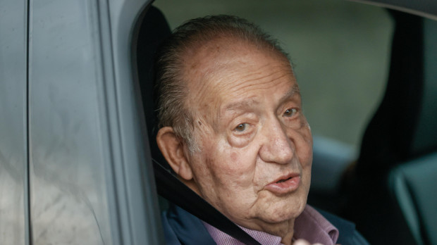 El Rey Juan Carlos se despide de los periodistas a la salida de la casa de su amigo Pedro Campos