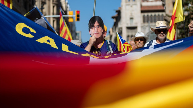 Numerosas personas se manifiestan durante la celebración del aniversario del referéndum del 1-O, en la plaza de Urquinaona, a 1 de octubre de 2023, en Barcelona, Cataluña (España). Este acto conmemora el sexto aniversario del referéndum de independencia que fue convocado por el Gobierno de Cataluña, suspendido por el Tribunal Constitucional y celebrado de manera ilegal en Cataluña el 1 de octubre de 2017. La Asamblea Nacional Catalana (ANC) es la organización de la sociedad civil más influyente de Cataluña en el ámbito político-cultural. Es una organización independiente, tanto económicamente como políticamente, financiada por socios, suscriptores y donaciones privadas, y no está asociada a ningún partido político. 01 OCTUBRE 2023;CATALUNYA;REFERENDUM;ANC;1-O;ASAMBLEA NACIONAL CATALANA;ANIVERSARIO;AUTODETERMINACIÓN;URNA;INDEPENDENTISMO;AMNISTÍA;INDEPENDENCIA;PUIGDEMONT; Kike Rincón / Europa Press 01/10/2023