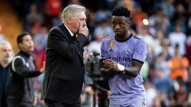 Ancelotti con Vinicius el día de los insultos racistas al brasileño en Mestalla