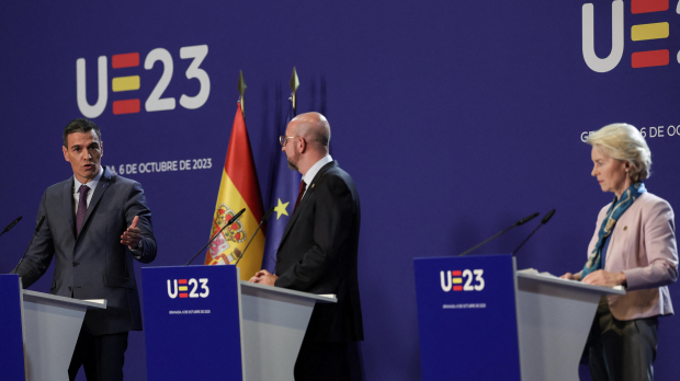 El presidente del Gobierno en funciones, Pedro Sánchez, el presidente del Consejo Europeo, Charles Michel, y la presidenta de la Comisión Europea, Ursula von der Leyen