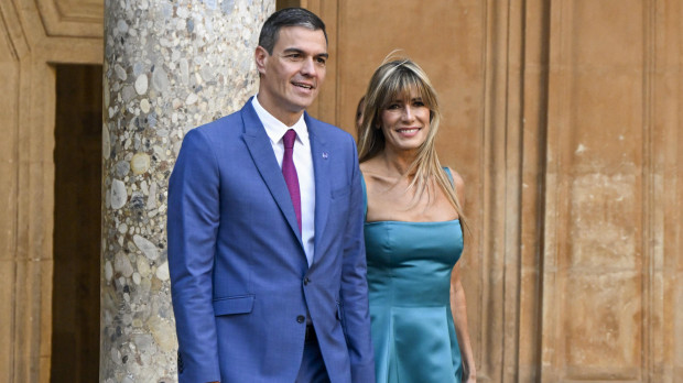 GRANADA, 05/10/23.- El presidente del Gobierno en funciones, Pedro Sánchez (d), acompañado de su esposa Begoña Gómez, a su llegada al palacio de Carlos V durante la III Cumbre de la Comunidad Política Europea (CPE), que se celebra este jueves en Granada.- EFE/ Miguel Ángel Molina