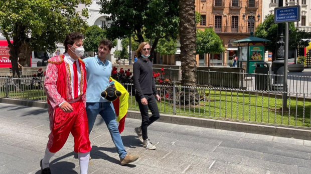 Amigos celebrando una despedida de soltero en Sevilla