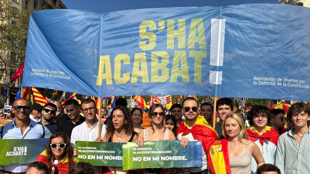 La manifestación ha congregado a ciudadanos, políticos y diferentes plataformas como S'ha acabat