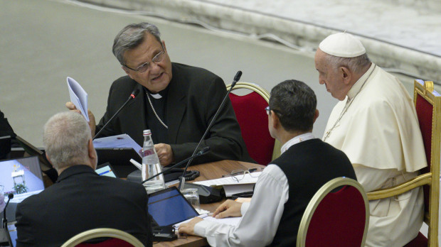 El Papa, en su mesa de trabajo del Sínodo