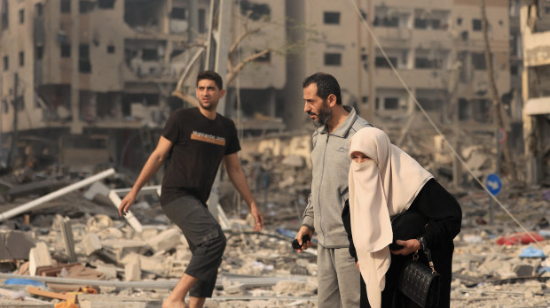 Los palestinos caminan por un barrio devastado en la Frontera de Gaza