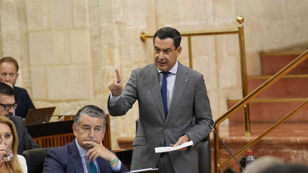 El presidente de la Junta de Andalucía, Juanma Moreno, este miércoles ante el Pleno del Parlamento andaluz