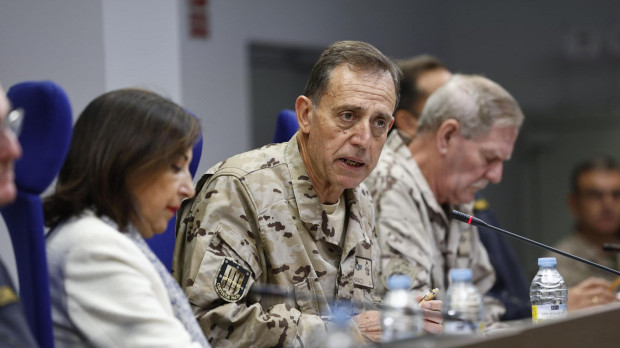 La ministra de Defensa en funciones, Margarita Robles (i), y el comandante del Mando de Operaciones, el teniente general Francisco Braco Carbó (C), en la Base de Retamares en Pozuelo