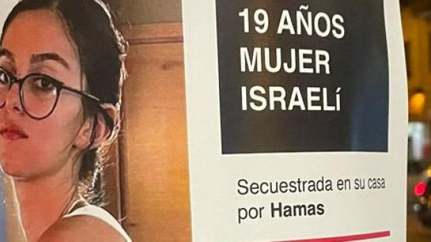 Carteles con fotos de rehenes israelíes ubicados en Madrid