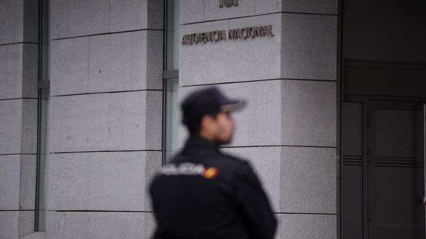 Un agente de Policía en la entrada de la Audiencia Nacional, a 16 de octubre de 2023, en Madrid (España). El juez de la Audiencia Nacional Manuel García Castellón, que investiga los encargos realizados por el BBVA al comisario jubilado José Manuel Villarejo, toma declaración hoy en calidad de testigo al actual presidente de la entidad, Carlos Torres, con el fin de conocer si funcionaron los mecanismos de control corporativo, a efectos de determinar la existencia de una efectiva cultura de cumplimiento normativo, en aras a esclarecer su responsabilidad penal" --del banco--. 16 OCTUBRE 2023;VILLAREJO;ESCUCHAS;AUDIOS;COMISARIO;AUDIENCIA;JUECES;JUSTICIA; Fernando Sánchez / Europa Press 16/10/2023