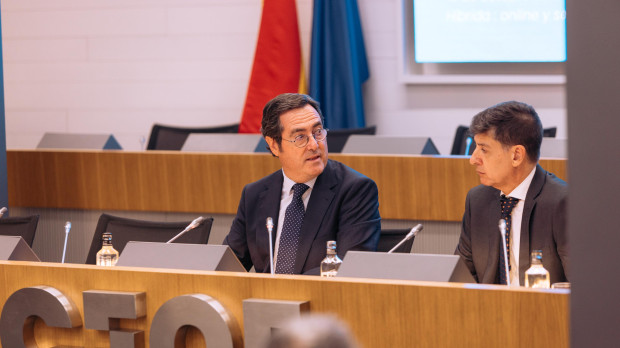 El presidente de la CEOE, Antonio Garamendi (izda) junto al de la Fundación Salud y Persona, Joan Piñol.