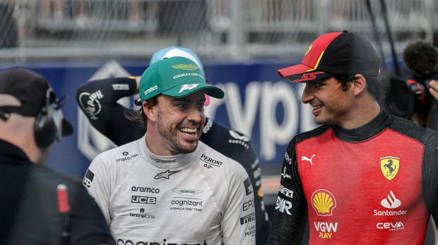 Alonso y Sainz conversando en una carrera esta temporada