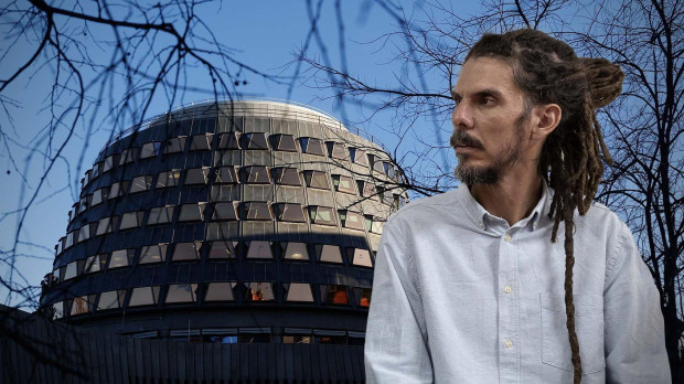 El exdiputado de Podemos Alberto Rodríguez en un montaje frente a la sede del Constitucional