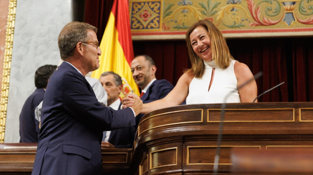 El presidente del PP, Alberto Núñez Feijóo, y la presidenta del Congreso, Francina Armengol, se dan la mano durante la Sesión Constitutiva de la XV Legislatura en el Congreso de los Diputados, a 17 de agosto de 2023, en Madrid (España). Los diputados de la formación han llegado a la Cámara Baja tras celebrar una reunión interna en la que han decidido apoyar a la candidata socialista a la Presidencia del Congreso. El Congreso de los Diputados y el Senado surgidos de las elecciones generales del 23 de julio celebran hoy sus sesiones constitutivas, las primeras de la legislatura. Hoy toman posesión de sus cargos los 350 diputados elegidos en los comicios del 23 de julio, acatando la Constitución, y votando a los nueve miembros de la Mesa de la Cámara. Al no estar aún constituidos los órganos de la Cámara se ha configurado una Mesa de Edad para dirigir esta sesión. 17 AGOSTO 2023;CÁMARA;CONGRESO;CONSTITUCIÓN;DIPUTADOS;ELECCIONES;VOTACIÓN Eduardo Parra / Europa Press (Foto de ARCHIVO) 17/8/2023