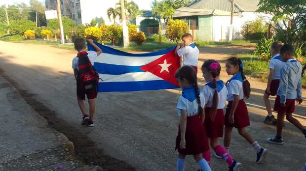 Una caminata con niños de educación primaria en Cuba