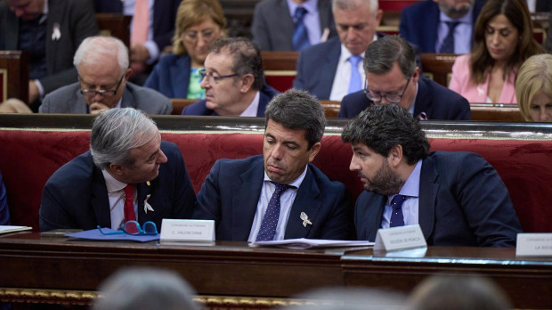 El presidente de Aragón, Jorge Azcón; el presidente de la Generalitat valenciana, Carlos Mazón y el presidente de la Región de Murcia, Fernando López Miras,  durante un debate tras la Comisión General de las Comunidades Autónomas, en el Senado, a 19 de octubre de 2023, en Madrid (España). En la Comisión, Aragonès, ha defendido la amnistía y el referéndum. Antes de llegar, se ha reunido con senadores catalanes de ERC, Junts y PSC, y posteriormente, se verá con los portavoces de Bildu en el Congreso y Senado. Esta comisión ha sido convocada por el Partido Popular, con la ausencia del Gobierno, con el fin de escenificar el rechazo a la amnistía de su poder territori 19 OCTUBRE 2023;COMUNIDADES AUTONOMAS;MADRID;LENGUA;SENADO Jesús Hellín / Europa Press 19/10/2023