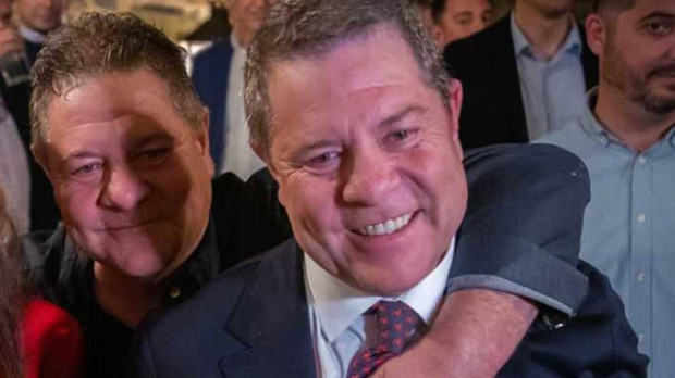 El presidente de Castilla La-Mancha, Emiliano García-Page, junto a su hermano Javier
