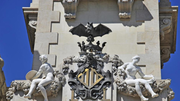 Imagen del escudo de Valencia con el murciélago en el Ayuntamiento de la ciudad