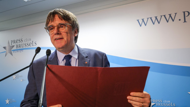 Carles Puigdemont posa satisfecho para las cámaras tras el acuerdo con el PSOE