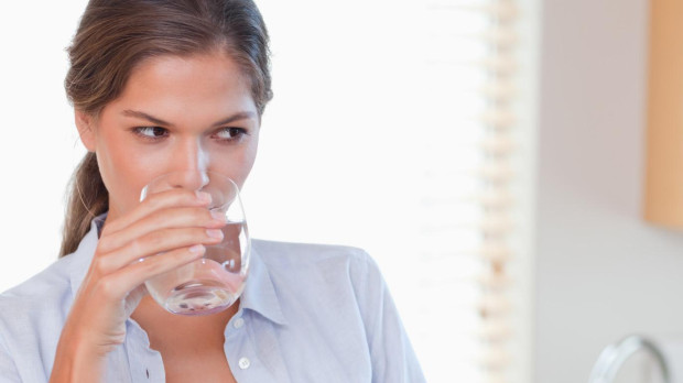 Hacer gárgaras con agua con sal reduce los síntomas de la covid