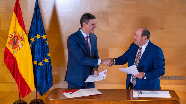 Pedro Sánchez y el presidente del PNV, Andoni Ortuzar, firmando el pacto