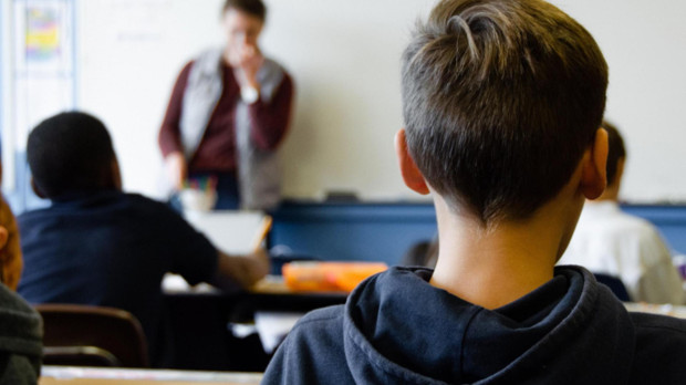 niño en clase