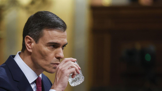 MADRID, 15/11/2023.- El secretario general del PSOE y presidente del Gobierno en funciones, Pedro Sánchez, bebe agua durante su intervención ante Congreso, donde se celebra el primer día del debate de investidura en el que Sánchez expone su nuevo programa de Gobierno y pide la confianza a la Cámara para revalidar su mandato en la Moncloa, este miércoles en Madrid. EFE/ Juan Carlos Hidalgo