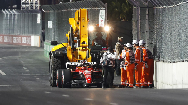 Una alcantarilla dañó el coche de Carlos Sainz en el circuito de Las Vegas