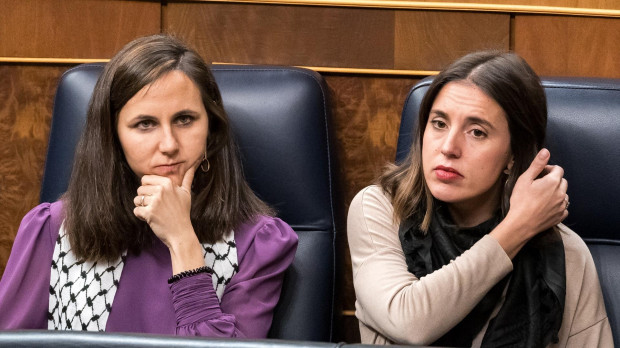La ministra de Derechos Sociales y Agenda 2030 en funciones, Ione Belarra (i), y la ministra de Igualdad en funciones, Irene Montero (d), durante la primera sesión del debate de investidura de Pedro Sánchez como presidente de Gobierno, en el Congreso de los Diputados, a 15 de noviembre de 2023, en Madrid (España). El Salón de Plenos del Congreso acoge hoy y mañana, 16 de noviembre, el debate de investidura del presidente del Gobierno en funciones, Pedro Sánchez. El secretario general del PSOE tiene el apoyo de 179 diputados de los 350 del Congreso. Está previsto que votarán a favor de que el líder socialista sea presidente del Gobierno tras exponer su programa PSOE, Sumar, ERC, Junts, EH Bildu, PNV, BNG y Coalición Canaria frente a los 171 en contra de PP, Vox y UPN. El acto se celebra en un momento de tensión por las concentraciones en la sede del PSOE en Ferraz y protestas en contra de la ley de amnistía registrada por los socialistas que beneficia a los implicados del 'procés'. 15 NOVIEMBRE 2023;INVESTIDURA;CONGRESO;PSOE;SÁNCHEZ;PP;VOX;SUMAR;JUNTS;BILDU;BNG;AMNISTÍA Diego Radamés / Europa Press 15/11/2023