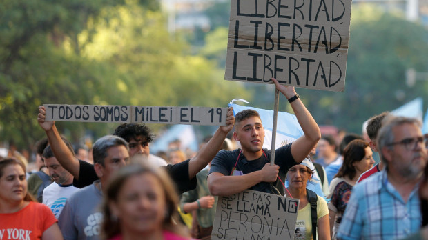 Partidarios de Javier Milei asisten a un acto de campaña