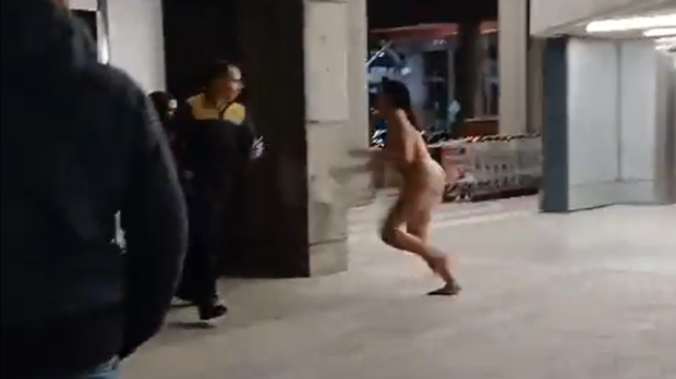 La mujer, intentando atacar a unas personas