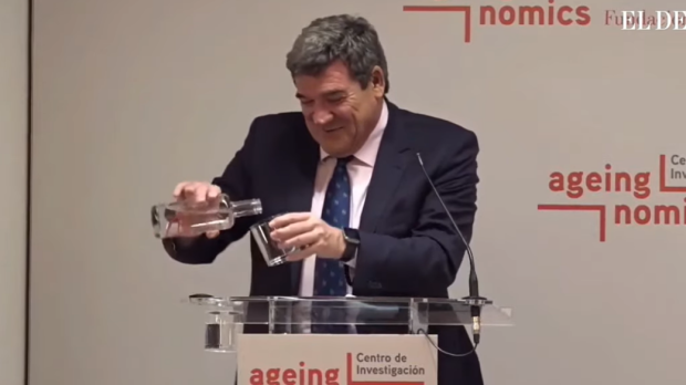 El ministro Escrivá se sirve agua en el sitio equivocado