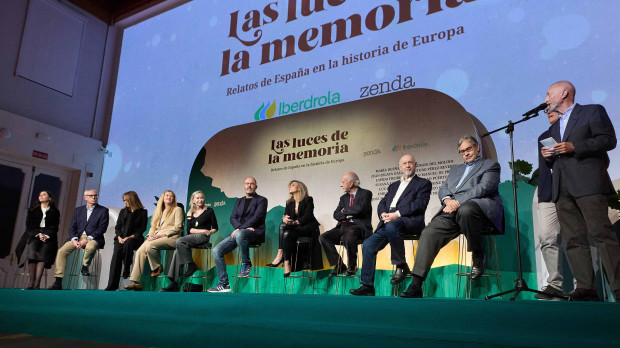 Espido Freire, Emilio Lara, María Dueñas, Luz Gabás, Susana Fortes, Leandro Pérez, Karina Sainz Borgo, José María Merino, Juan Manuel Prada, Julián Martínez-Simancas y Arturo Pérez-Reverte, en la presentación de 'Las luces de la memoria'