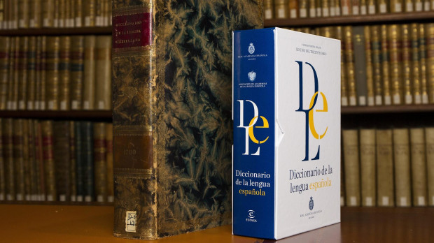 Una dedición contemporánea del 'Diccionario de la lengua española', junto a una edición de 1780