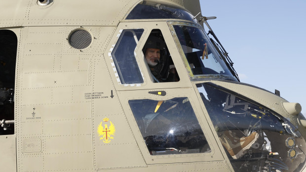 El Rey Felipe VI a bordo del Chinook