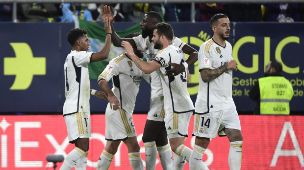 Rodrygo saluda a Rüdiger y Nacho, con Joselu al lado, en la victoria del Madrid al Cádiz
