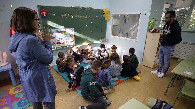 Un profesor da clase a un grupo de alumnos en Galicia
