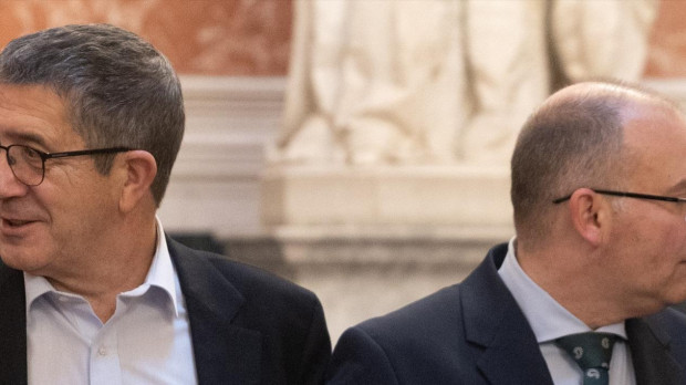 El portavoz del PSOE en el Congreso, Patxi López (i) y el portavoz del PP en el Congreso, Miguel Tellado (d), durante la I Jornada de Puertas Abiertas en el Congreso de los Diputados, a 1 de diciembre de 2023, en Madrid (España). Las jornadas de Puertas Abiertas en el Congreso de los Diputados se organizan desde 1997 en el marco de los actos de conmemoración del Día de la Constitución, el 6 de diciembre con el fin de permitir a los ciudadanos realizar un recorrido por las estancias más representativas. Este año se celebra la 26º edición de las Jornadas, en la que los asistentes podrán conocer el Palacio de la Carrera de San Jerónimo durante hoy y mañana, 2 de diciembre, en horario ininterrumpido de 09:30 a 19:00 horas. 01 DICIEMBRE 2023;CONGRESO;PUERTAS ABIERTAS Eduardo Parra / Europa Press 01/12/2023