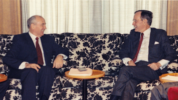 George H.W. Brush y Mijaíl Gorbachov durante uno de los encuentros de la Cumbre de Malta