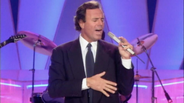 Julio Iglesias, durante su actuación