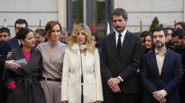 La líder de Sumar, vicepresidenta segunda y ministra de Trabajo y Economía Social Yolanda Díaz (c), acompañada de los ministros y diputados de su grupo Sira Rego (i-d), Mónica García, Ernest Urtasun y Pablo Bustindy, realiza declaraciones a la prensa en el exterior del Congreso este miércoles, día en el que las Cortes celebran el 45 aniversario de la Constitución. Podemos anunció ayer que sus cinco diputados abandonaban Sumar para unirse al Grupo Mixto.