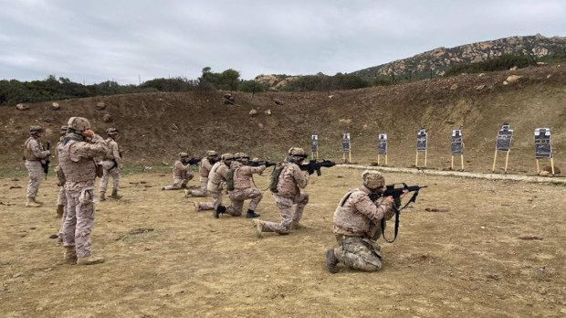 Soldados ucranianos realizan prácticas de tiro durante la instrucción que reciben en España