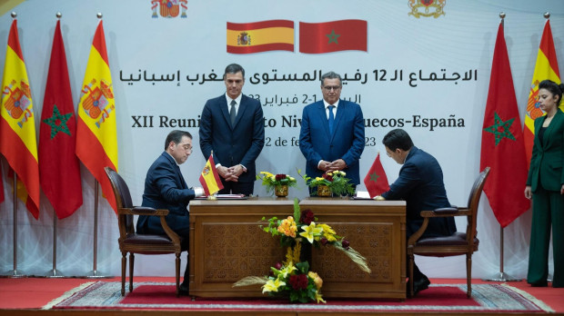 (I-D) El ministro de Asuntos Exteriores, Unión Europea y Cooperación, José Manuel Albares; el presidente del Gobierno, Pedro Sánchez; el jefe de Gobierno del Reino de Marruecos, Aziz Akhannouch; y el ministro de Asuntos Exteriores, Cooperación Africana y Marroquíes Residentes en el Extranjero, Nasser Bourita, durante el acto de firma de acuerdos tras la reunión plenaria de la XII Reunión de Alto Nivel Marruecos-España, en la sede del Ministerio de Exteriores marroquí, a 2 de febrero de 2023, en Rabat (Marruecos). Hoy ha tenido lugar la segunda jornada de la XII Reunión de Alto Nivel Marruecos-España, que empezó ayer, 1 de febrero y termina hoy. Desde el Gobierno de España no dudan en tachar de histórica la cita, que llega después de ocho años sin una Reunión de Alto Nivel (RAN), y ensalzan el camino recorrido en el último año, después de que el Ejecutivo respaldara el plan de autonomía marroquí para el Sáhara. Se prevé que esta cita permita sentar unas bases sólidas en la relación entre España y Marruecos que permitan que las recurrentes crisis entre ambos países queden en el olvido, aunque no se vaya producir un encuentro entre Pedro Sánchez y el rey Mohamed VI. David Zorraquino / Europa Press (Foto de ARCHIVO) 02/2/2023