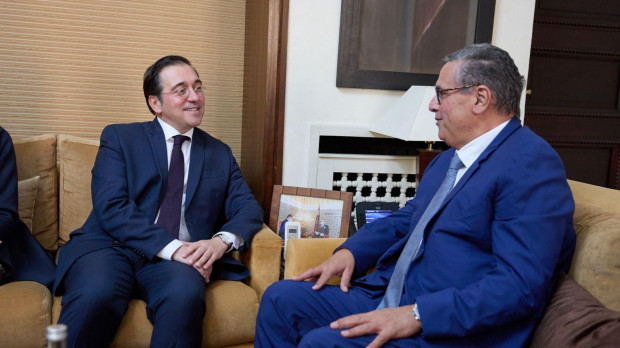 El ministro de Asuntos Exteriores, Unión Europea y Cooperación, José Manuel Albares, se reúne con el primer ministro de Marruecos, Aziz Ajanuch, durante su visita a Rabat