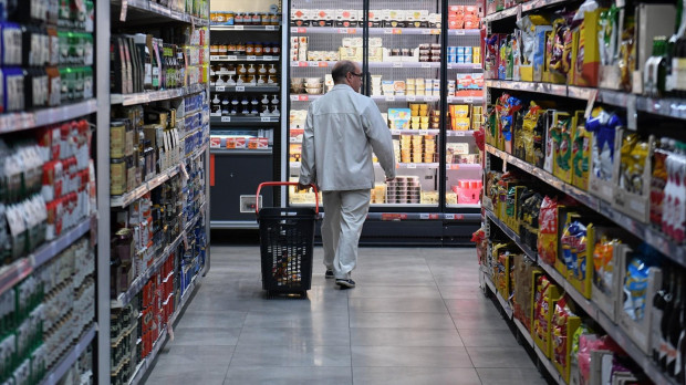 Una persona hace la compra en un supermercado