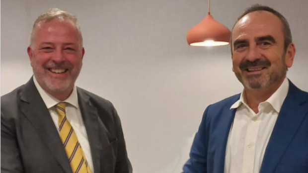 Luis Guerra (izda.) y Juan Tomás Hernani (dcha) en la firma del acuerdo